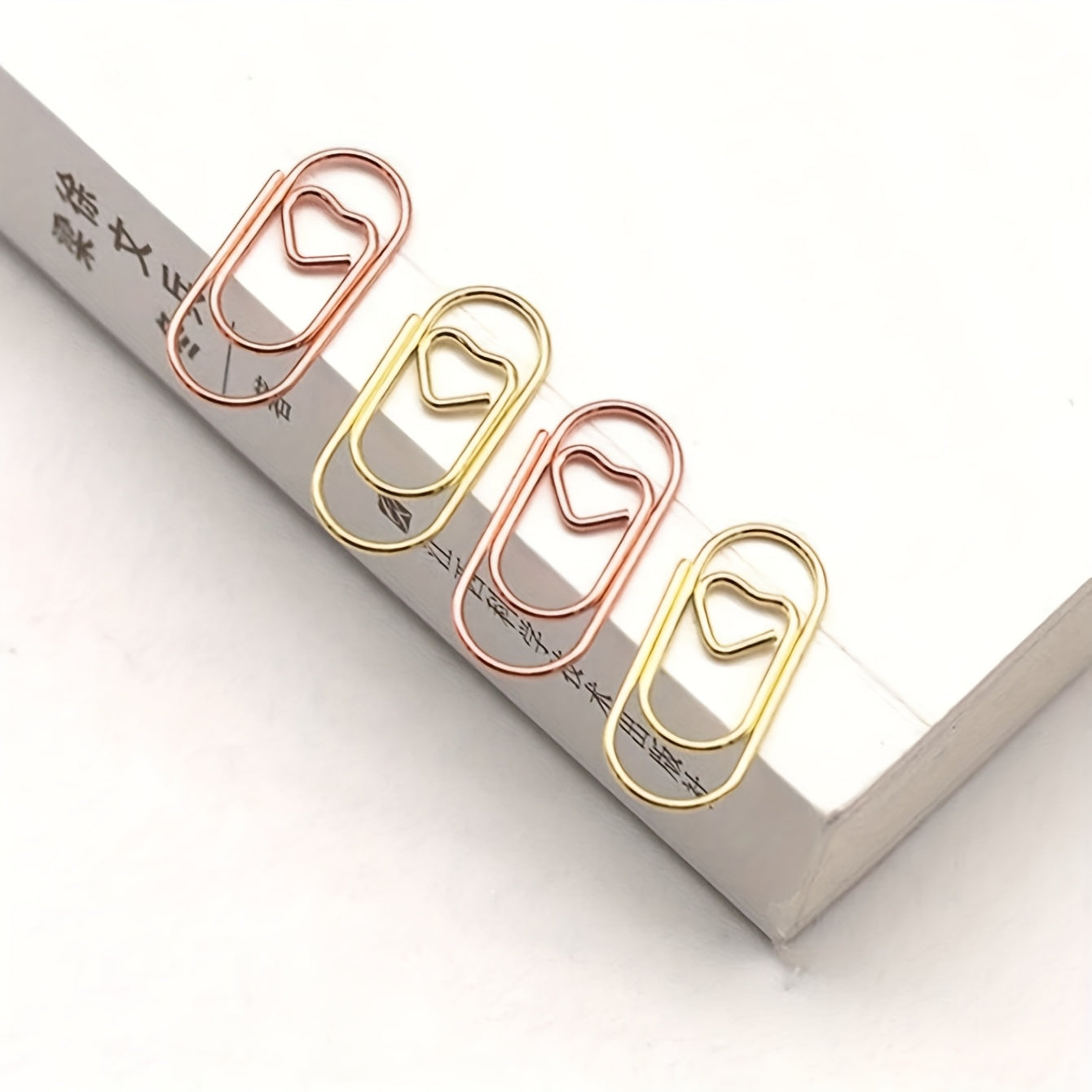 30\u002F60 Mini Heart-Shaped Paper Clips - Golden Metal Heart Clips, Cute Durable Office Supplies with Polished for Documents, Scrapbooking, Journals, Planners - Decorative Folder Clips for Handmade Crafts & Gift Ideas (Compatible for)