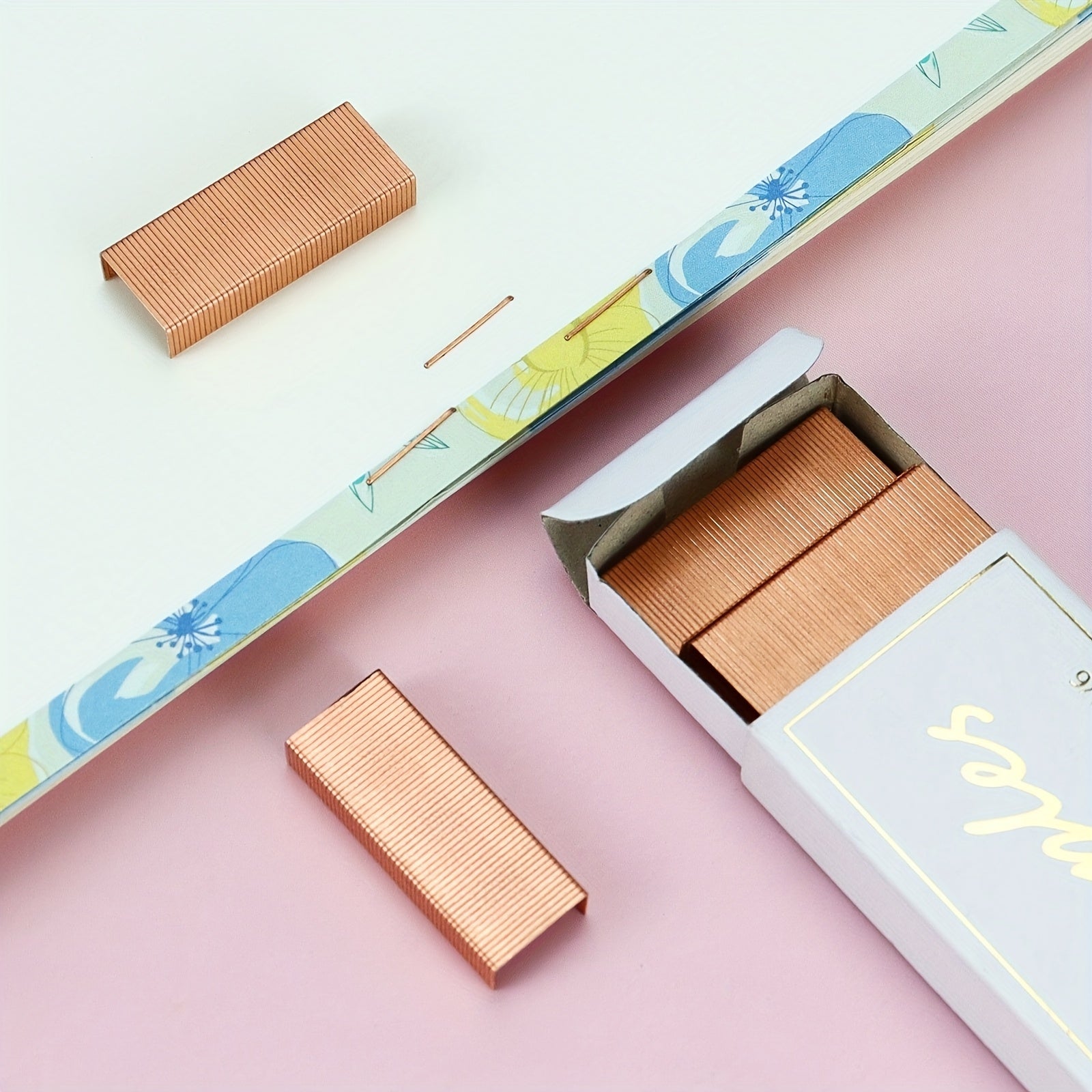 1000pcs 1 Box of Electroplated Rose Golden Staples, 1000pcs\u002FBox, Universal Stapler, 24\u002F6 Stapler, No. 10 Stapler, Can Staple 25 Pages of A4 Paper, for Student Office, Test Paper Data Binding, Durable And Good-Looking